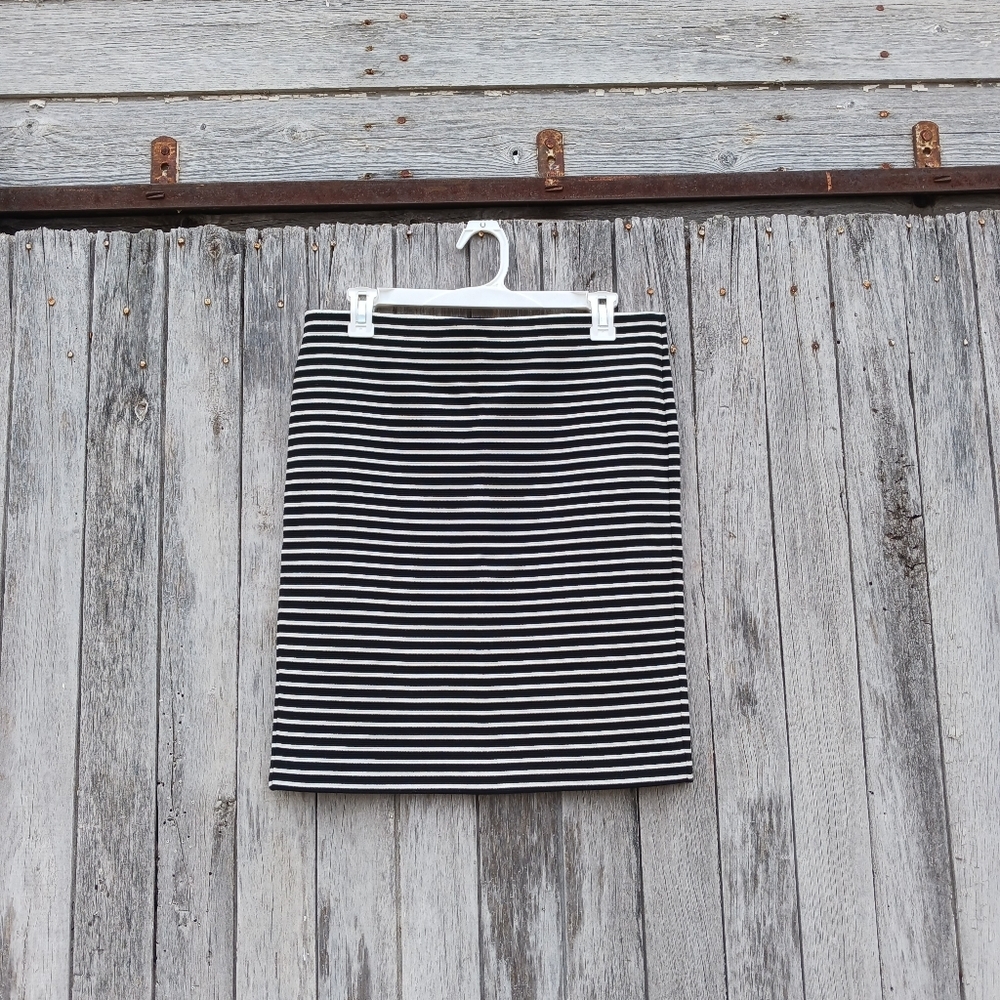 LOFT Size M Petite Black White Striped Skirt‎ Pencil Stretch Pull On Knee Length